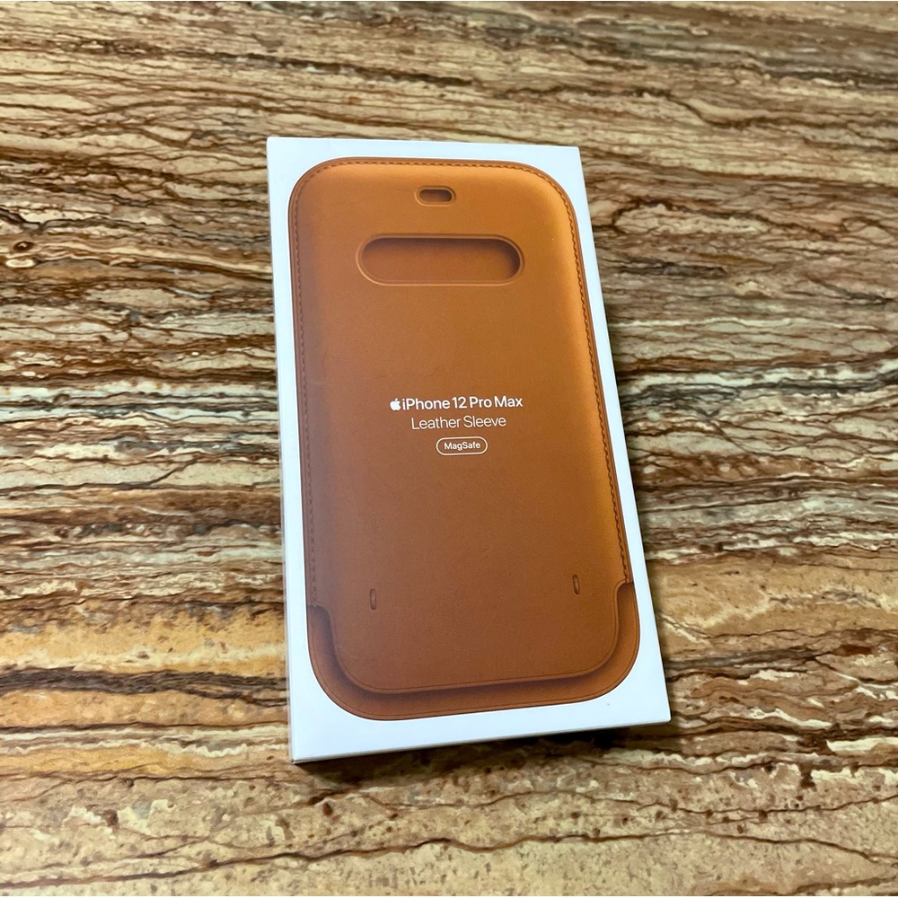APPLE iPhone 12 Pro Max Leather Sleeve MagSafe in Color Saddle Brown
